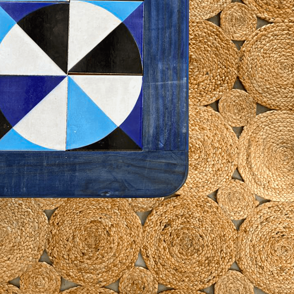detalle alfombra y mesa de diseño