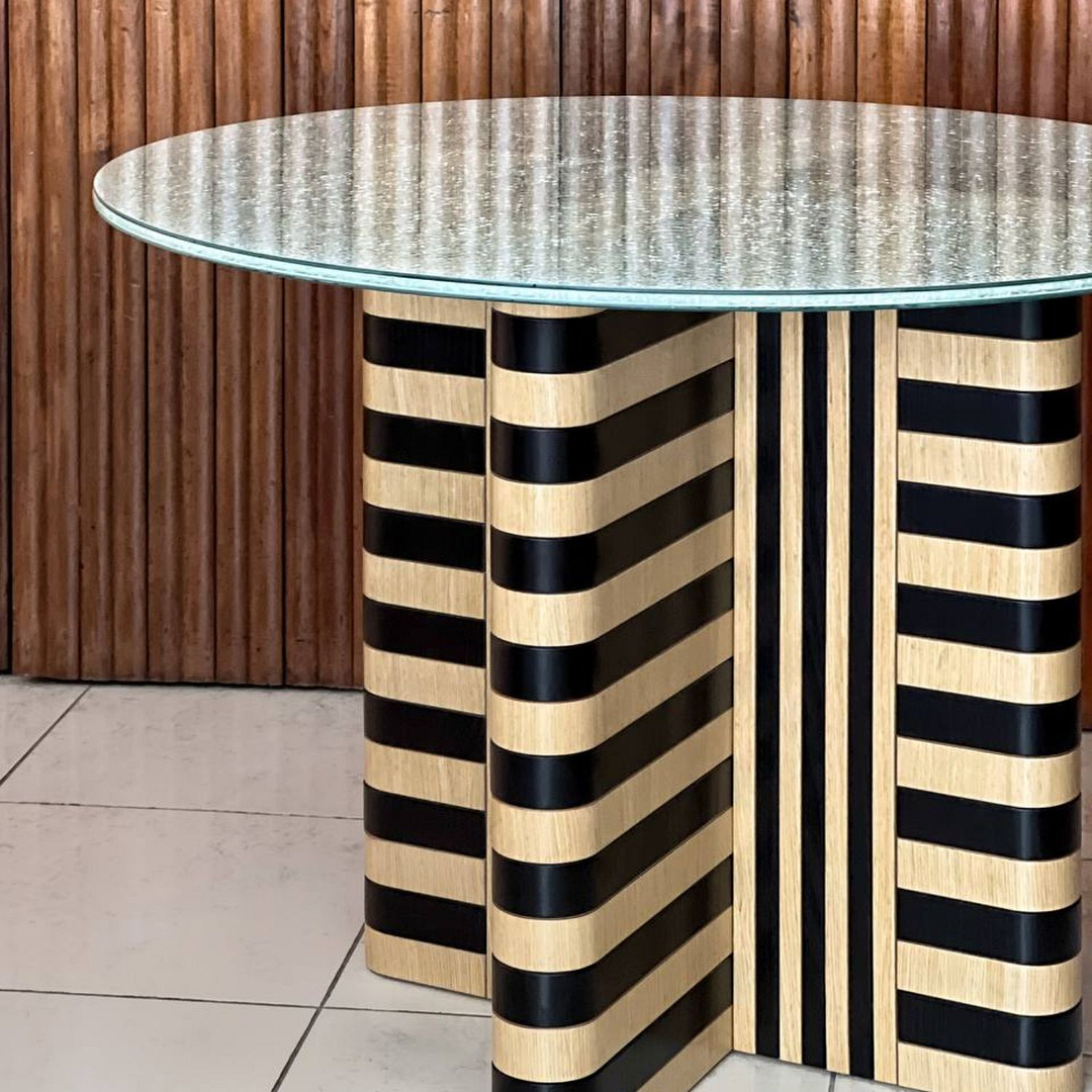 detalle del contraste de colores de la madera en la mesa cross round table