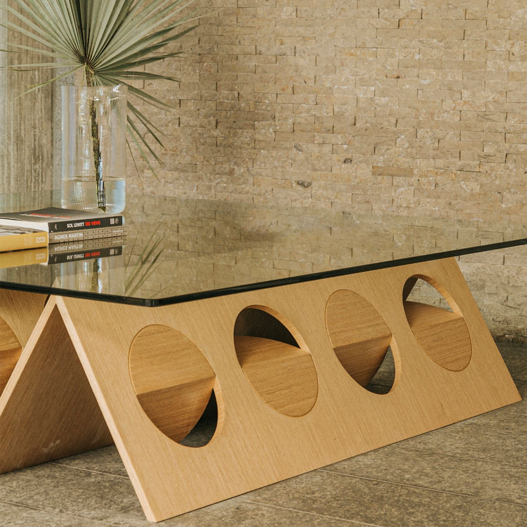 Mesa de centro en madera y vidrio de la colección de Volante Studio