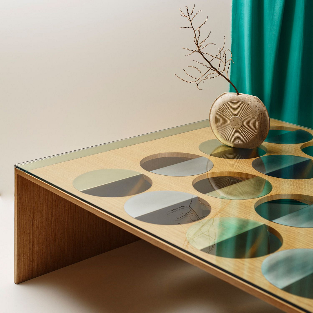 Mesa de centro en madera, latón, acero y vidrio de la colección de Volante Studio