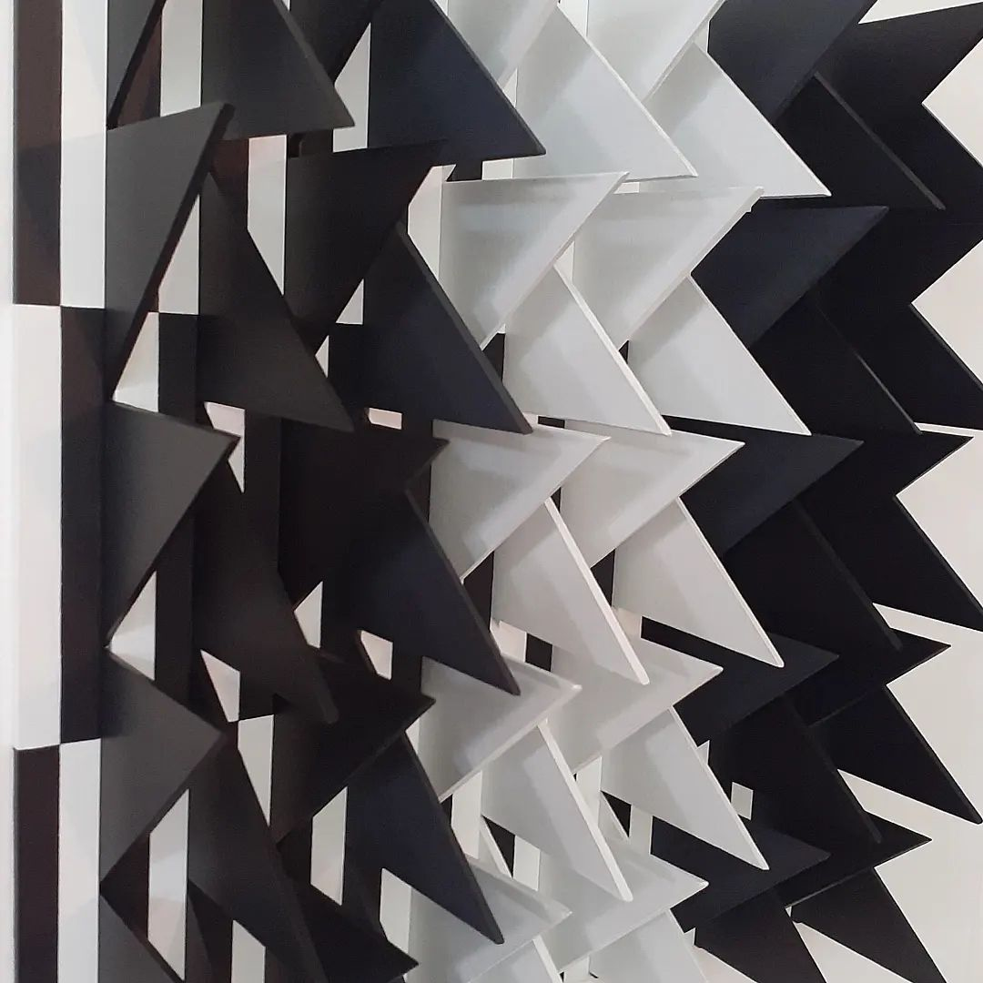 Obra con triángulos blancos y negros de Armando Linares