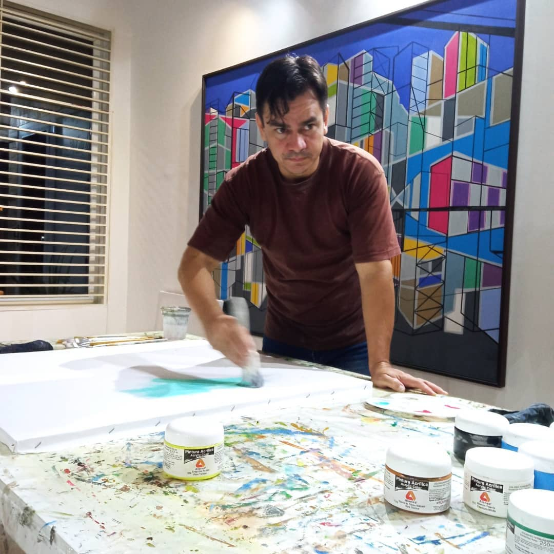 Raúl Herrera en su taller pintando una de sus obras