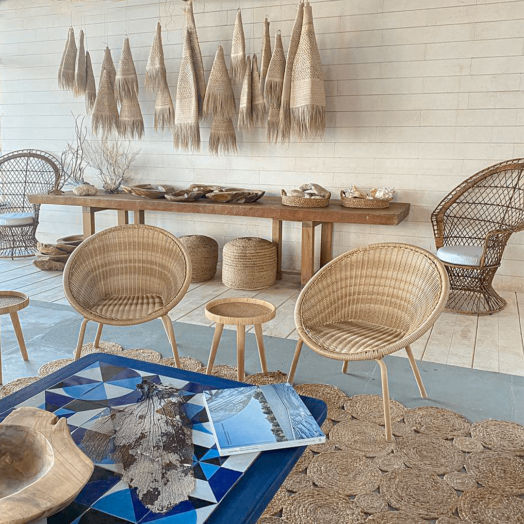foto terrazas chelonia con mesas y alfombra artesanal