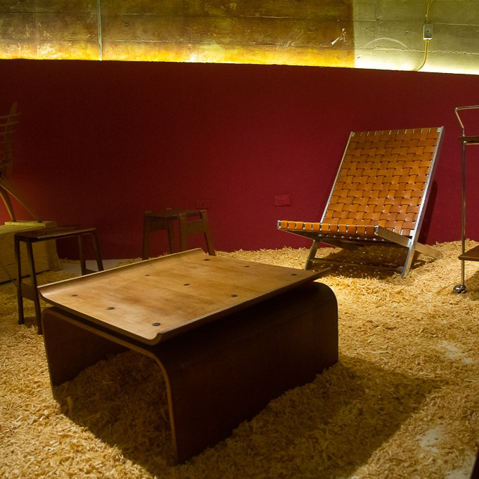 Mesa de centro en madera plywood realizado por Julio Maragall y silla de 1967 en aluminio y cuero realizada por Bernardo Mazzei
