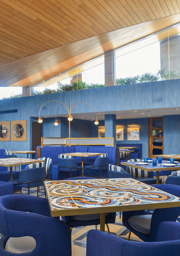 plano medio mesas restaurantes y sillas azules