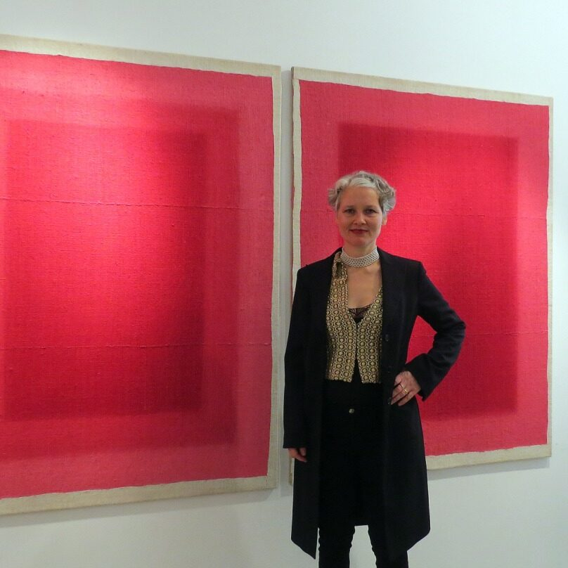 Anke Blaue posando al lado de una de sus obras