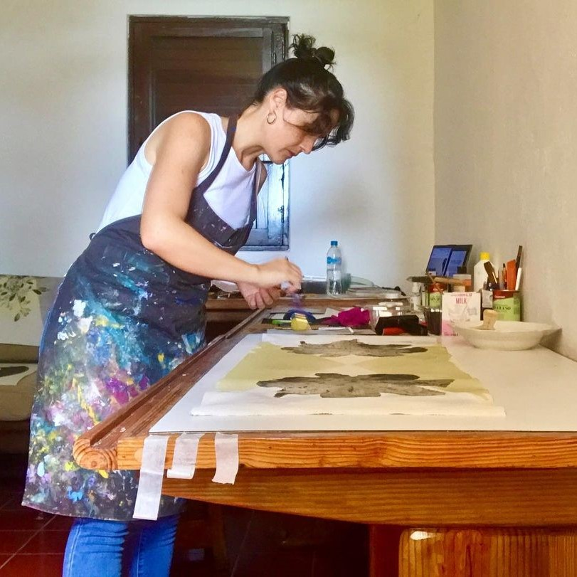 María Virginia Pineda en su taller trabajando en una de sus obras